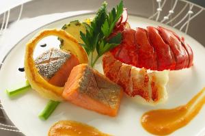 【ポアソン】ふっくら食感と味わいがクセになる須崎市産ドラゴンサーモンに、ぷりぷりオマール海老のポワレ