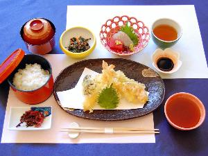 揚げたてサクサクが美味しい♪お造りも付いた「天婦羅御膳」