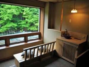 幅110ｃｍのベッド2台をご用意した38平米のペツ（川側）ツインルーム
