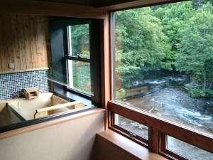 お部屋から望む阿寒川。見る角度によって景色も様々