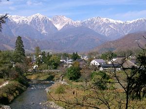 雪山と紅葉のコラボレーション！名物三段紅葉は絶景です！！