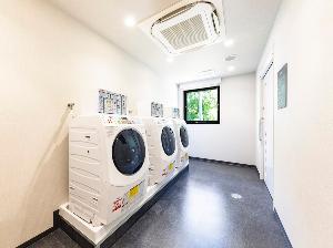 【2階】セルフランドリールーム（ご宿泊者様24時間無料）柔軟剤入り洗剤は自動注入です。