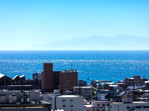 【景観】晴れの日は函館の街並み越しに津軽海峡と青森が見えます。