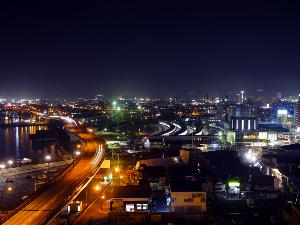 【景観】海の上から夕日に染まる函館の街を眺めることができます。