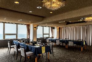 10F「スカイラウンジ」海景色を望める食事会場です