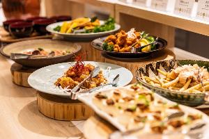 バイキング会場では地元ならではの一品などが食べ放題です！