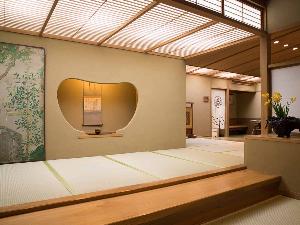 *【玄関・猪目棚】玄関には当館の顔となる作品を展示いたしております。