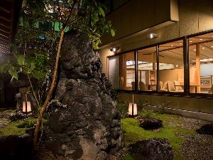 *【1F中庭・夜】夜は優しい明かりの演出で昼間とは異なった雰囲気おを楽しみいただけます。