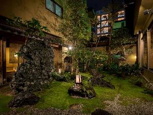 *【1F中庭・夜】夜は優しい明かりの演出で昼間とは異なった雰囲気おを楽しみいただけます。