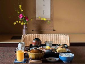 *【ご朝食一例】朝はホッと落ち着く、湯豆腐や焼き鮭等・スンプルだからこそ味が際立つ和朝食をご用意