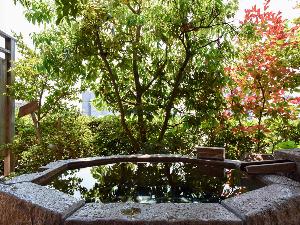 *【露天風呂・スーペリア桜】手入れが行き届いた小さなお庭の中で湯浴みをお楽しみください