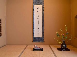 *【お部屋・骨董品】沈丁花のお部屋には碧梧桐を始め、著名な作家の書画をご用意しております。