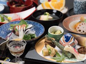 *【お夕食一例】初夏のお夕食一例・季節先取りの食材を美しい器に盛り付けてご提供いたします。