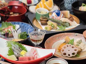 *【お夕食一例】初夏のお夕食一例・季節先取りの食材を美しい器に盛り付けてご提供いたします。