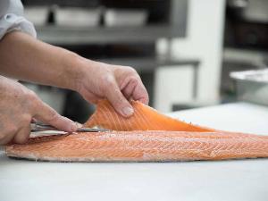 *【ご朝食一例】シンプルながら「美味しい」と評判の朝食メインを務める塩鮭・当館で仕込んでおります