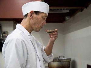 *【料理長】熟練の料理長が季節の食材を生かした献立を日々考案しております