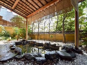 *【大浴場・女湯】街中にありながら静かな当館の露天風呂は計算された木々の配置で心落ち着く造りです