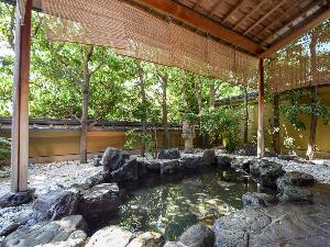 *【大浴場・男湯】街中にありながら静かな当館の露天風呂は計算された木々の配置で心落ち着く造りです
