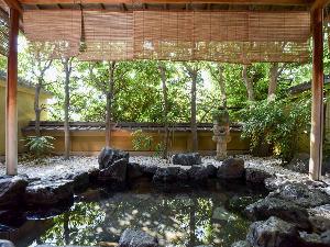 *【大浴場・男湯】街中にありながら静かな当館の露天風呂は計算された木々の配置で心落ち着く造りです