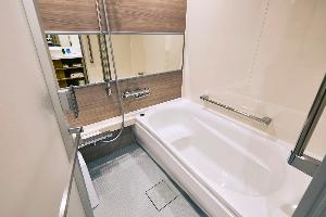 【スーペリアツインバスルーム】洗い場付きのバスルームで、湯船にお湯をためてお寛ぎいただけます。