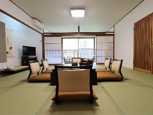 西館15畳【バス・トイレ付】広々15畳の純和風のお部屋。3世代のご旅行にもおすすめのお部屋です。