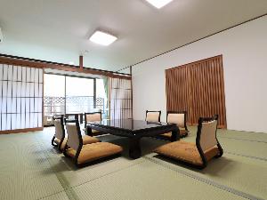 西館15畳【バス・トイレ付】客室でも温泉が楽しめるグループ対応の15畳のお部屋。