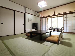 西館12畳【バス・トイレ付】静寂に包まれたお部屋で、こころも身体もリラックスしてお過ごしください。