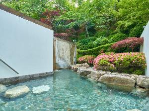 四季折々に楽しめる庭園露天風