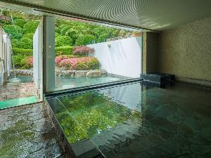  内湯より望む絵画のような庭園