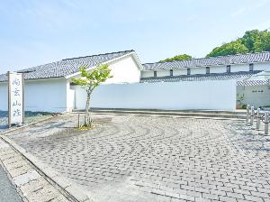 １３５０坪の日本庭園と好対照をなす、美術館の様で、数々の賞に輝いたシャープなモダン和風現代建築