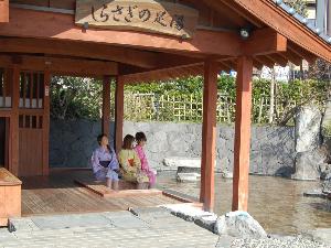 足湯でぽかぽか♪色浴衣で ゆかた湯巡りをお楽しみ頂けます