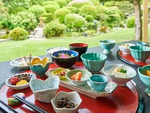 庭園を愛でながらいただく朝食