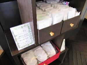 ※女性向けアメニティも含め、10種類以上ある便利なアメニティをフロント横にてご用意しております。