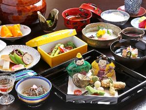 *【ご夕食一例】歳時記に習った愛媛の海の幸・大地の恵み溢れる季節の会席料理をご提供いたします。