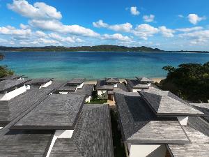 高倉や海辺の美しい巻貝をモチーフにした外観