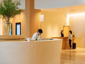 【館内施設】ホテルシーモアフロント。奥のカウンターにてシーモアレジデンスのお手続きをお願い致します。◆