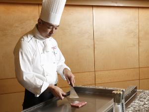 ディナービュッフェ：料理人が目の前で腕をふるいます。（期間限定）