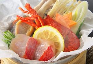 【伊勢海老・鮑・金目鯛の柑橘蒸し】蓋を開けた瞬間、柑橘の香りがふわ～っと広がる！贅沢すぎる蒸籠蒸し。