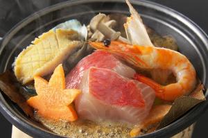 【鮑と室戸金目鯛の朴葉焼きツガニ餡かけ】豪華食材をとろっとろのツガニ餡とともにいただく贅沢な朴葉焼き