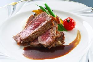 【牛ロースステーキ】ボリューム満点！程よく脂ののった牛ロースステーキを濃厚なマルサラソースと共に堪能