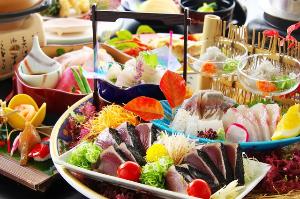 【皿鉢料理】藁で豪快に炙ったかつおのタタキをメインに土佐湾で獲れた新鮮な旬魚のお刺身を豪快に盛付け。