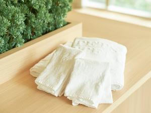 お一人様につき、バスタオルとフェイスタオルを各一枚ご用意しております。