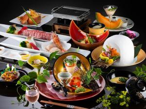 【2019夏・雪花】強肴は富良野牛の溶岩プレート焼き、牡丹海老と生帆立の溶岩プレート焼き　三種薬味