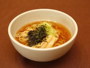 夜鳴きそば　ハーフサイズの醤油ラーメン無料サービス