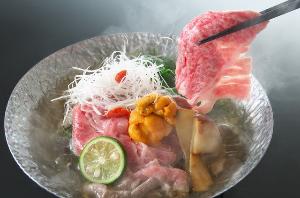 【黒毛和牛と松茸の肉吸い　雲丹添え】贅沢づくし♪柔らかい黒毛和牛肉の旨味と程よい脂の甘みが堪りません