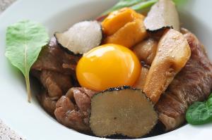【黒毛和牛すき煮】トリュフに雲丹、松茸と贅沢づくし♪とろとろで濃厚な土佐ジロー玉子と共に頂く一品。