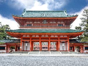 【平安神宮】明治28年、平安遷都1100年を記念して創建された神社です。京都三大祭の一つ時代祭りはここの祭礼です。ホテルより北西へ徒歩15分
