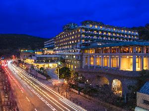 【ホテル外観】京都・東山の緑につつまれたウェスティン都ホテル京都は、京都を一望におさめる景観と四季折々の美しい自然に恵まれ、都心近くとは思えない静けさとやすらぎがひろがります。