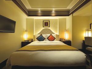 ダブルベッドサイズ1800mm×1950mm。ゆったりお寛ぎいただけます。