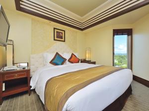 ダブルベッドサイズ1800mm×1950mm。ゆったりお寛ぎいただけます。